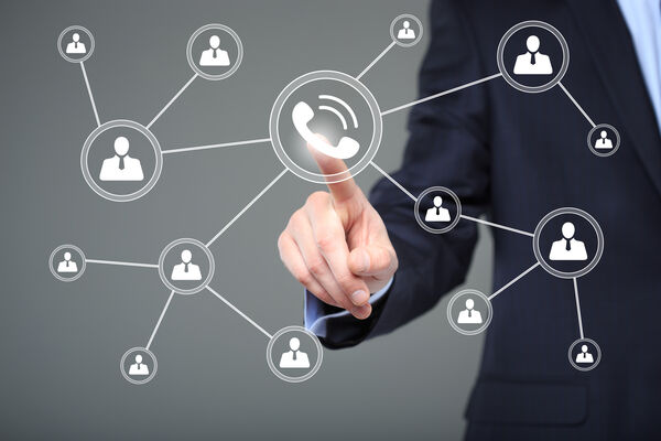 Netzwerk mit Buttons und einem Finger, der diese berührt.