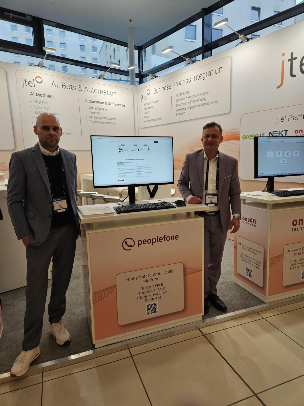 Zwei Personen am Stand der CCW.