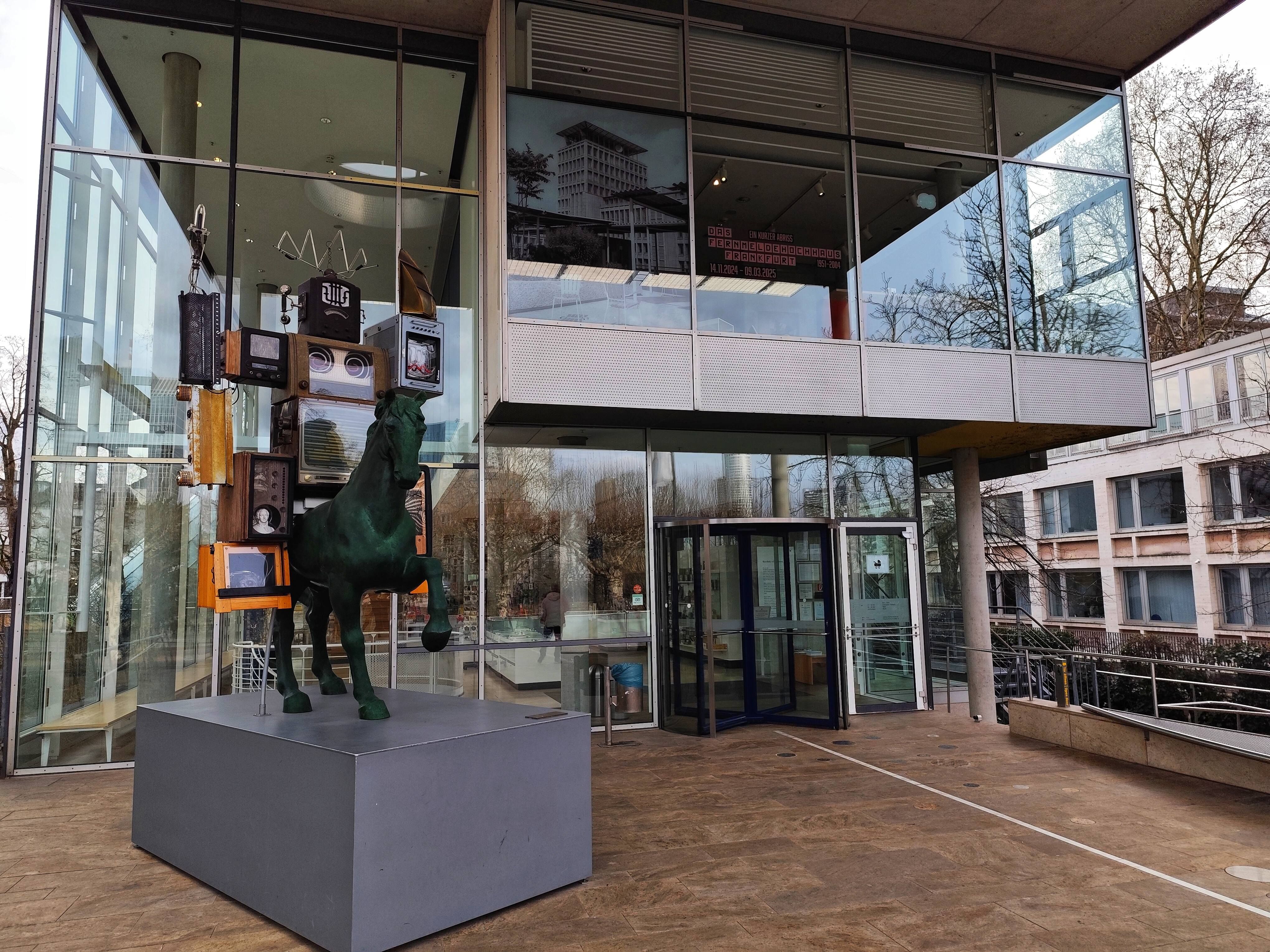 Haupteingang Museum für Kommunikation verglast.