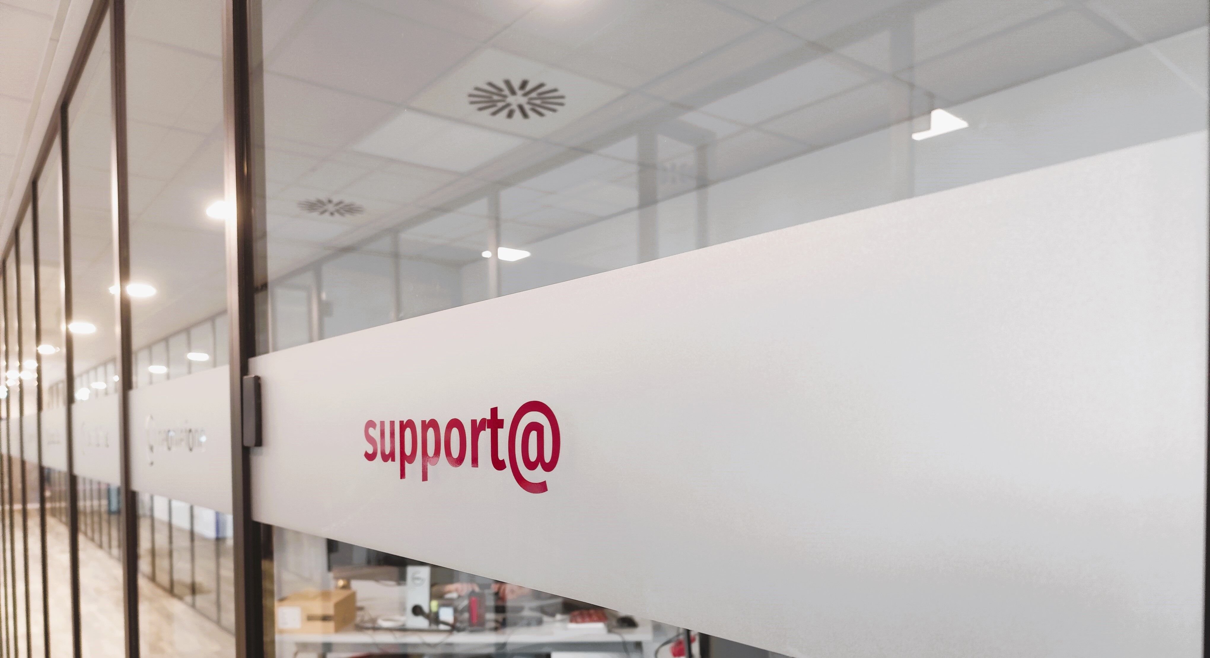 Glaswand mit roter Aufschrift Support.