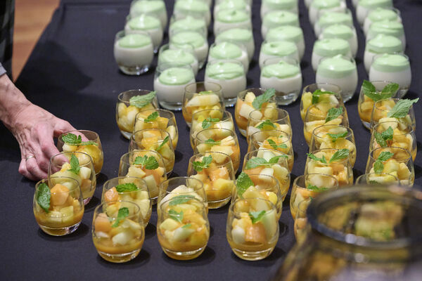 Kleine Gläser mit Nachspeise stehen auf dem Tisch.