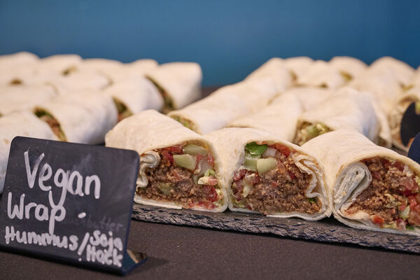 Wraps liegen auf einem Tablett