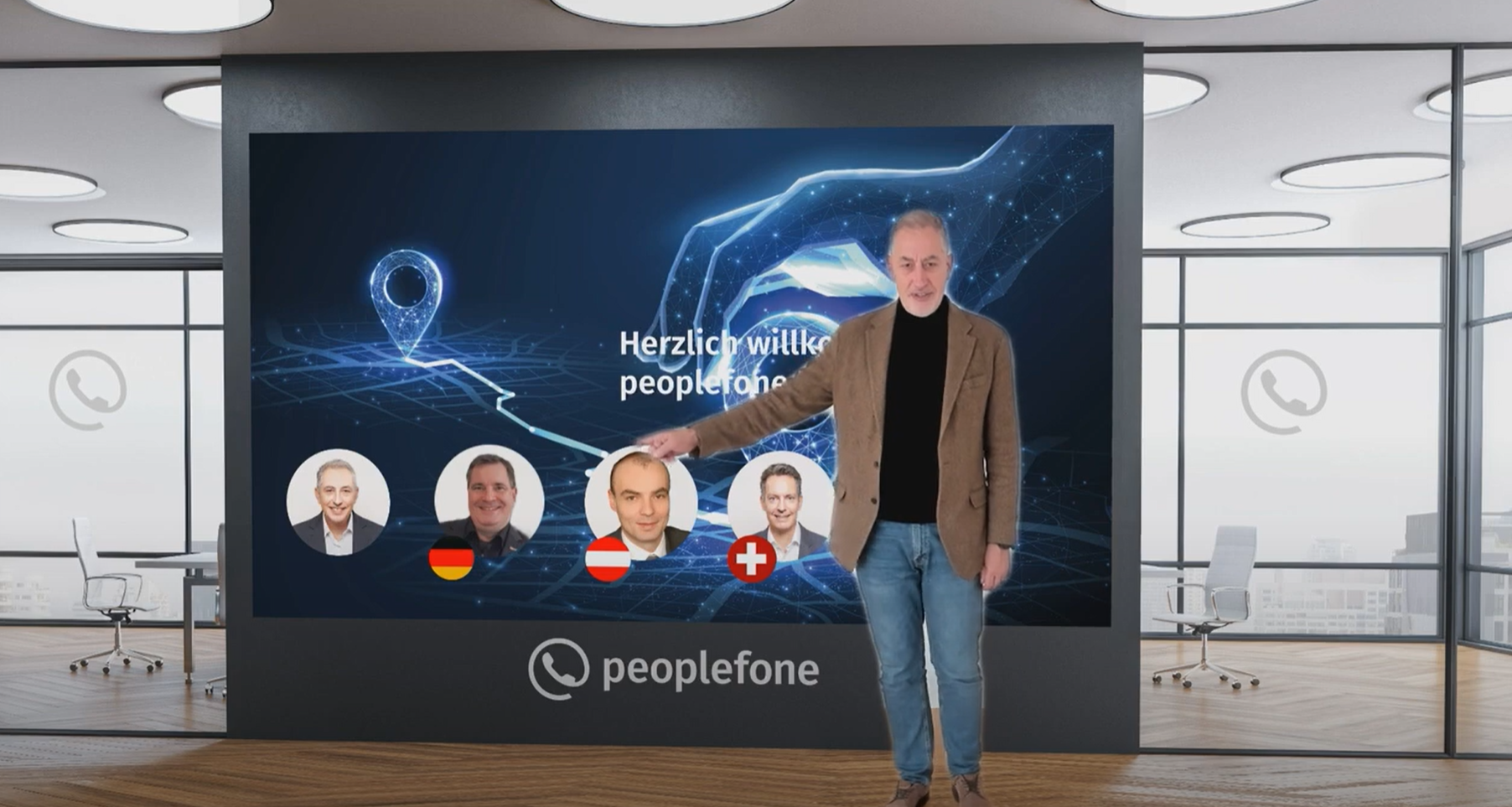 Eine Person steht vor einer Präsentationswand und zeigt auf eine abgebildete Folie.