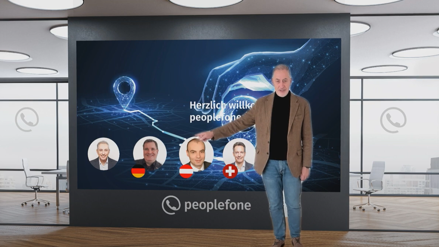 Eine Person steht vor einer Präsentationswand und zeigt auf eine abgebildete Folie.