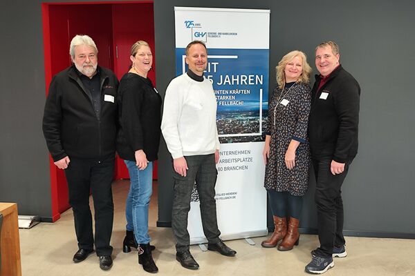 peoplefone Mitarbeiter vor eine Banner des GHV Fellbach.