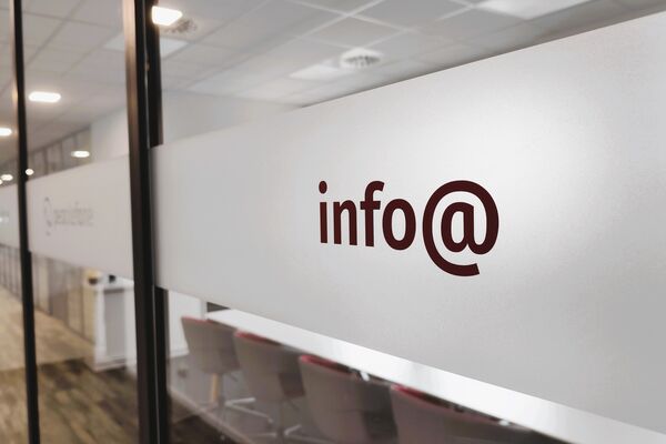Glaswand mit Aufkleber info@.