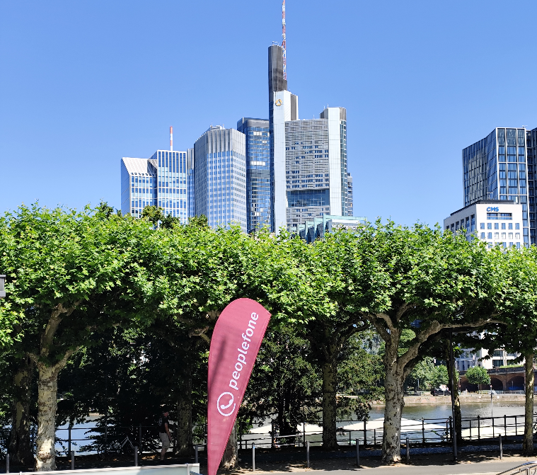 peoplefone Banner vor der Frankfurter Skyline.