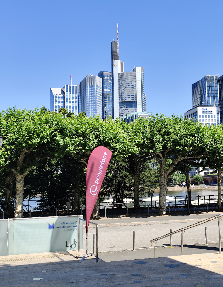 peoplefone Banner vor der Frankfurter Skyline.