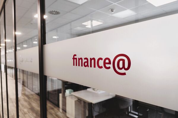 Glaswand mit Aufschrift Finance