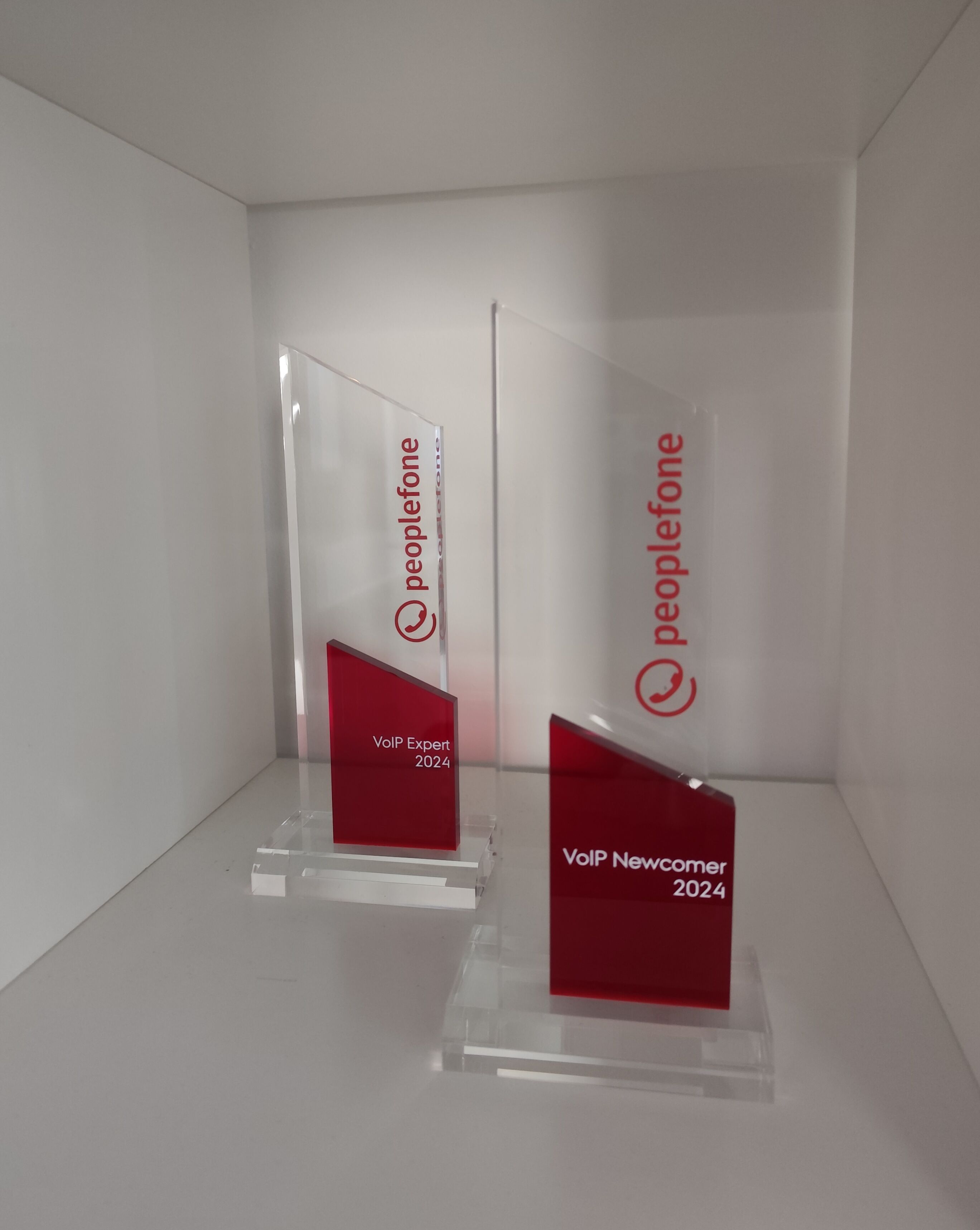 Awards stehen in einem Regal zur Ansicht