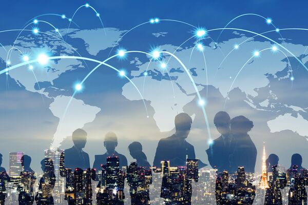 Ausschnitt einer Weltkugel mit angedeuteten Personen davor und einer Skyline im Hintergrund.