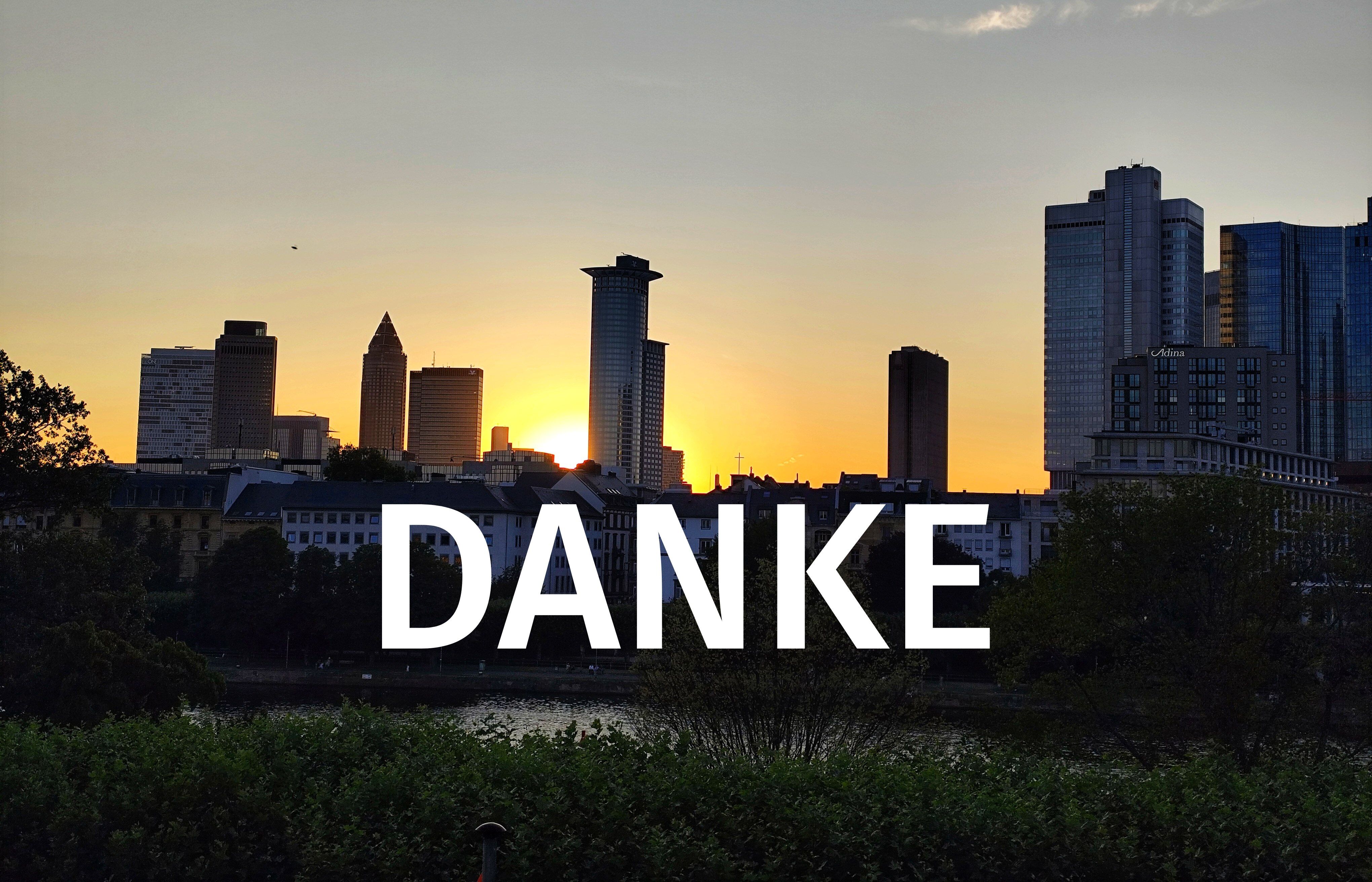 Sonnenuntergang hinter der Frankfurter Skyline. Im Vordergrund steht Danke in weißer Schrift.
