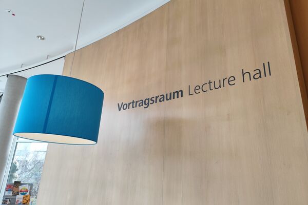 Blick auf eine Wand mit dem Schriftzug Vortragsraum.
