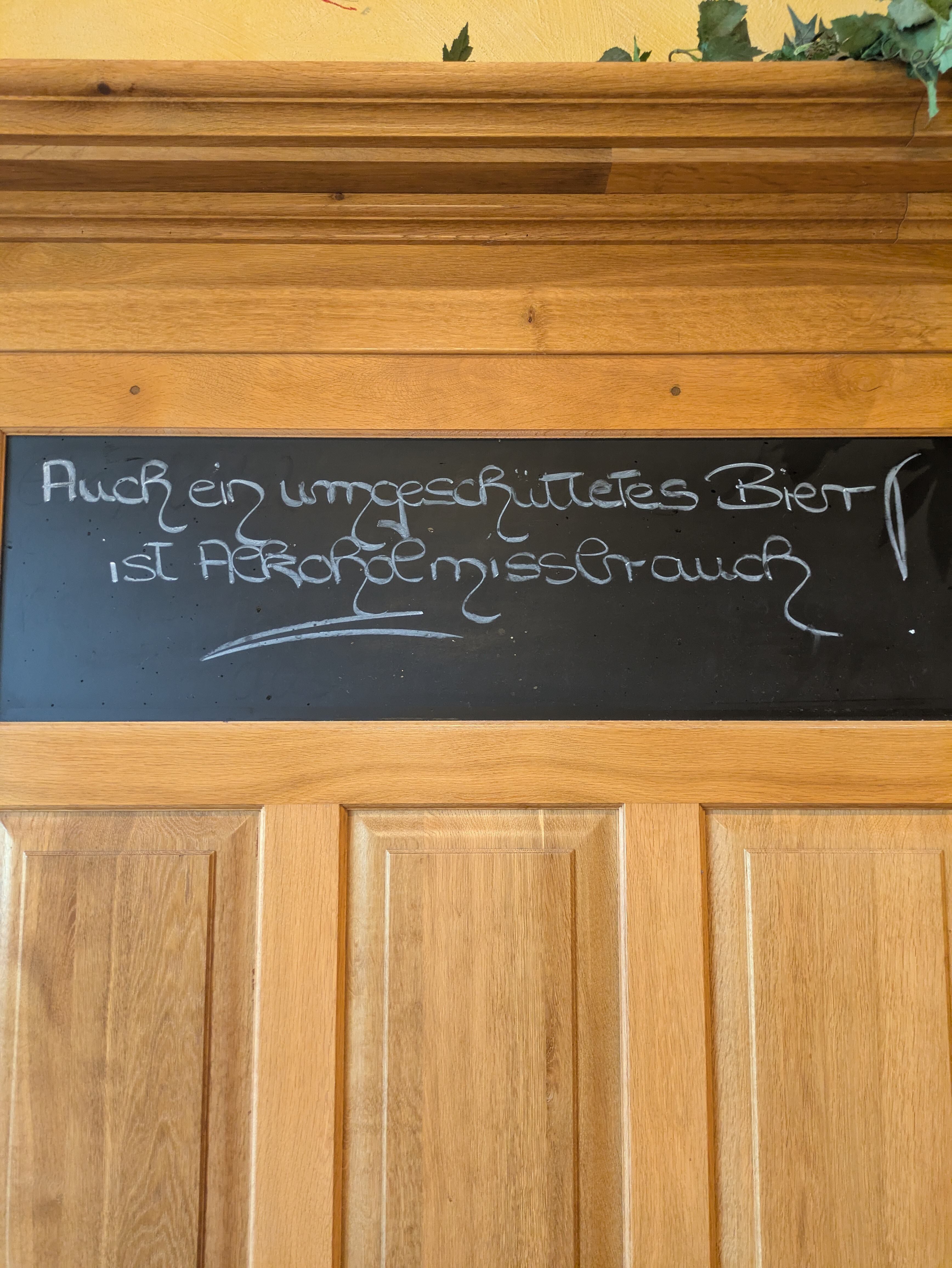 Auf einer Kreidetafel steht ein Trinkspruch.