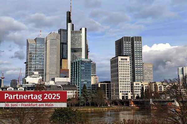 Blick auf die Frankfurter Skyline mit dem Main im Vordergrund. Roter Balken mit Aufschrift Partnertag 2025