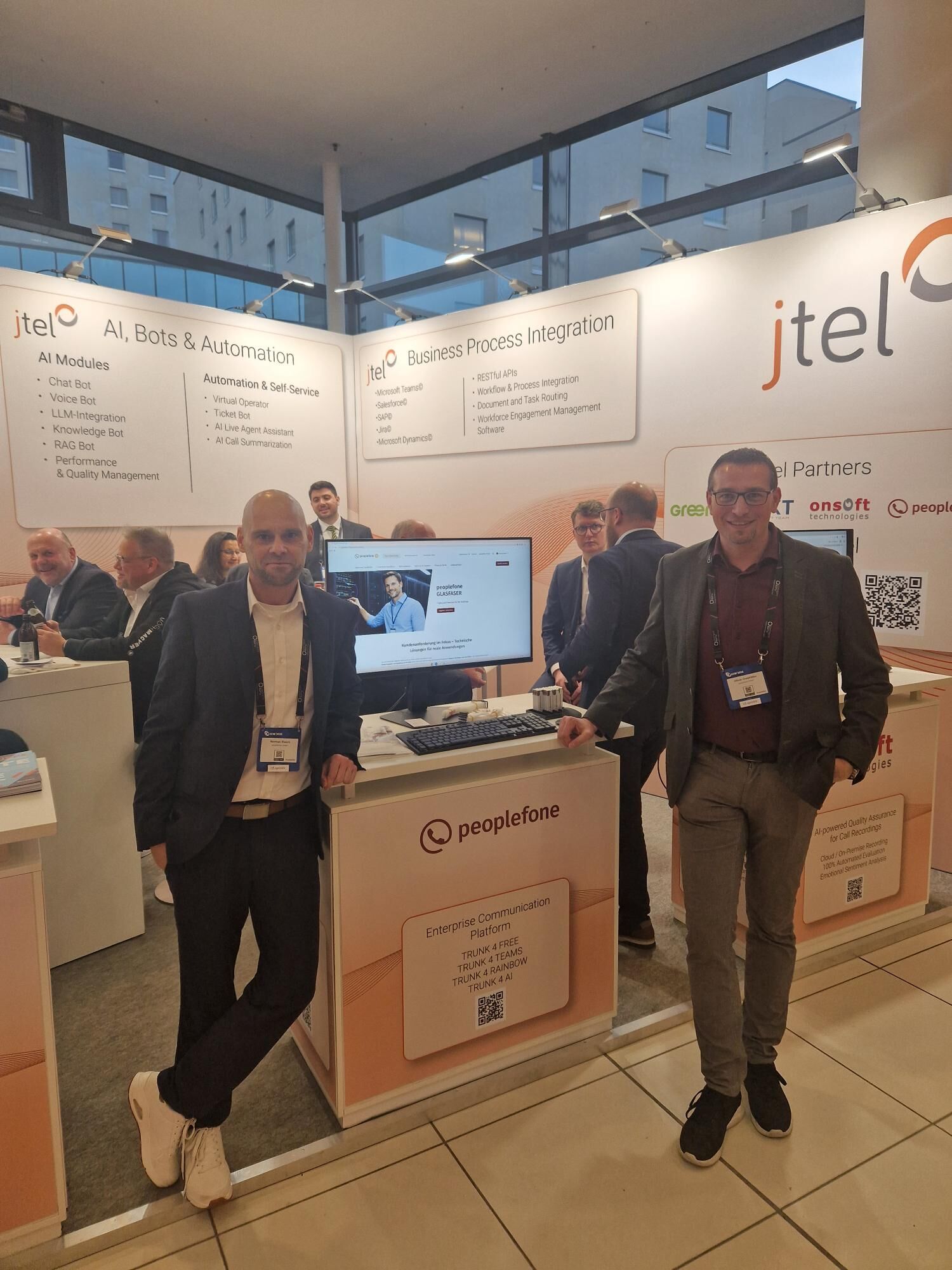 Zwei Personen am Stand der CCW.