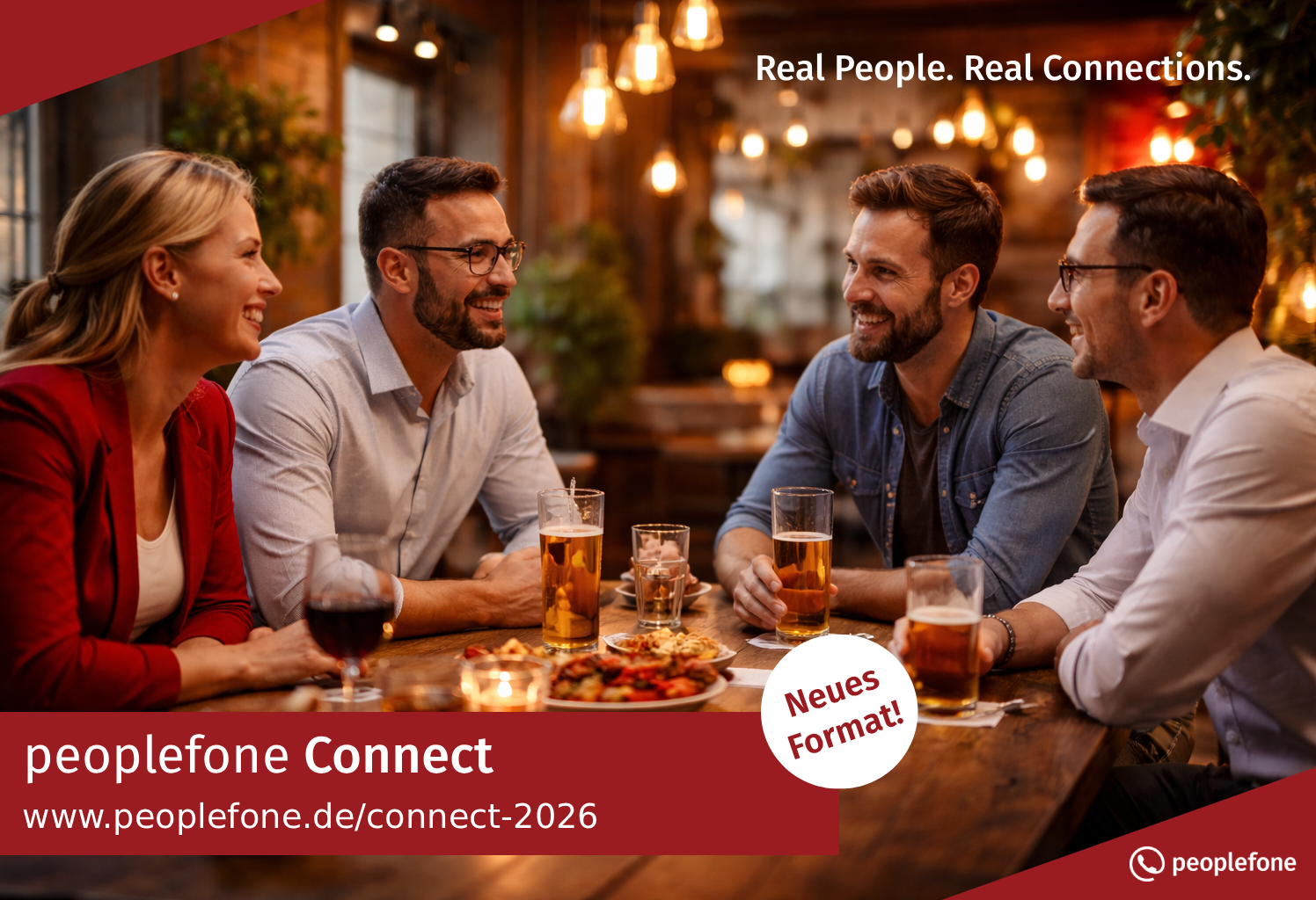 Mehrere Personen sitzen in einem Gasthaus an einem Holztisch und unterhalten sich. Banner für peoplefone Connect.