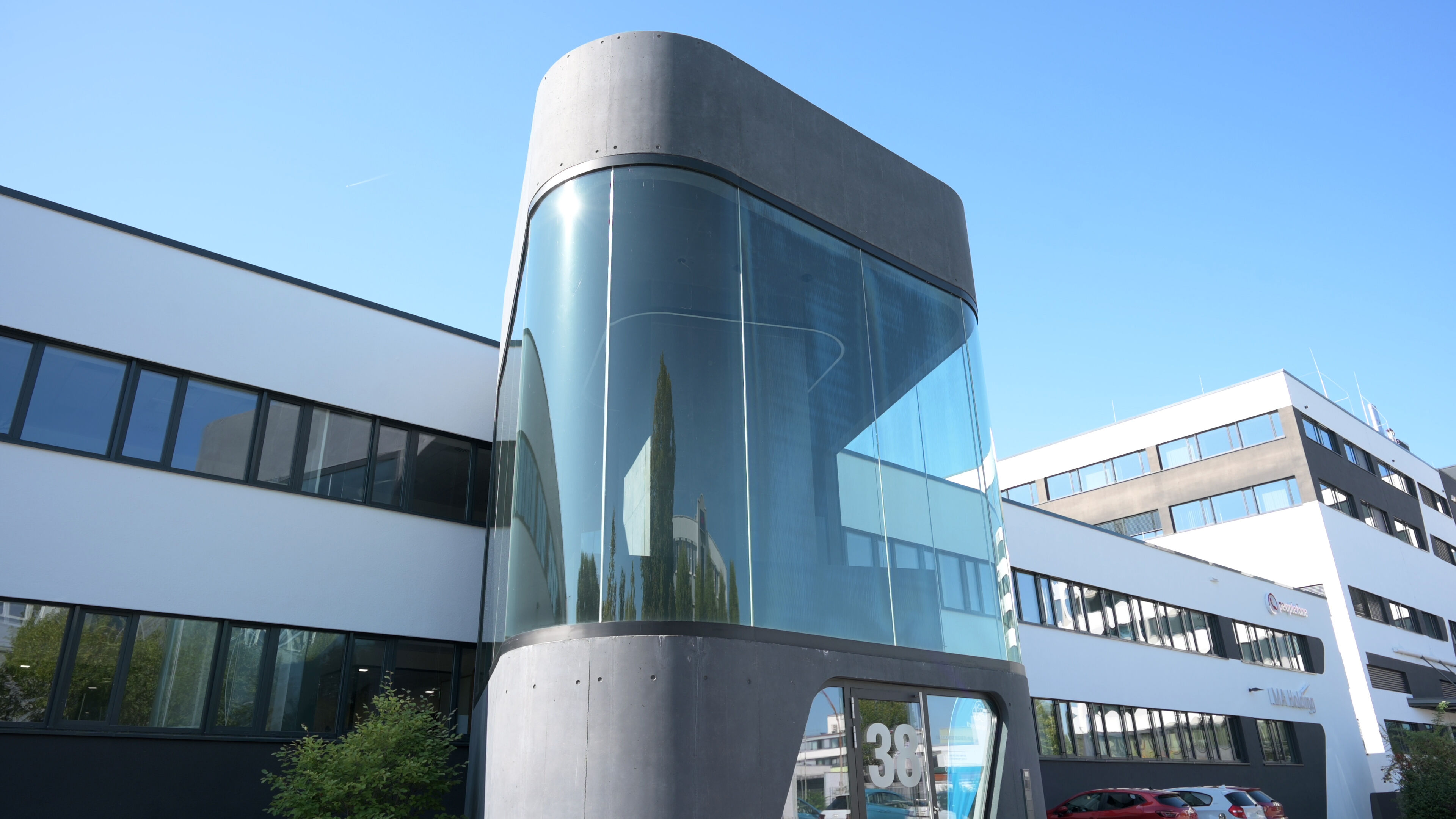 Eingangsbereich peoplefone von außen, mit Glas-Treppenhaus